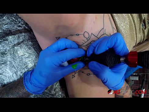 ❤️ Sully Savage, une chaudasse extrêmement tatouée, s'est fait tatouer le clitoris. ❤ Sexe at us fr.hentai-menu.ru ❤